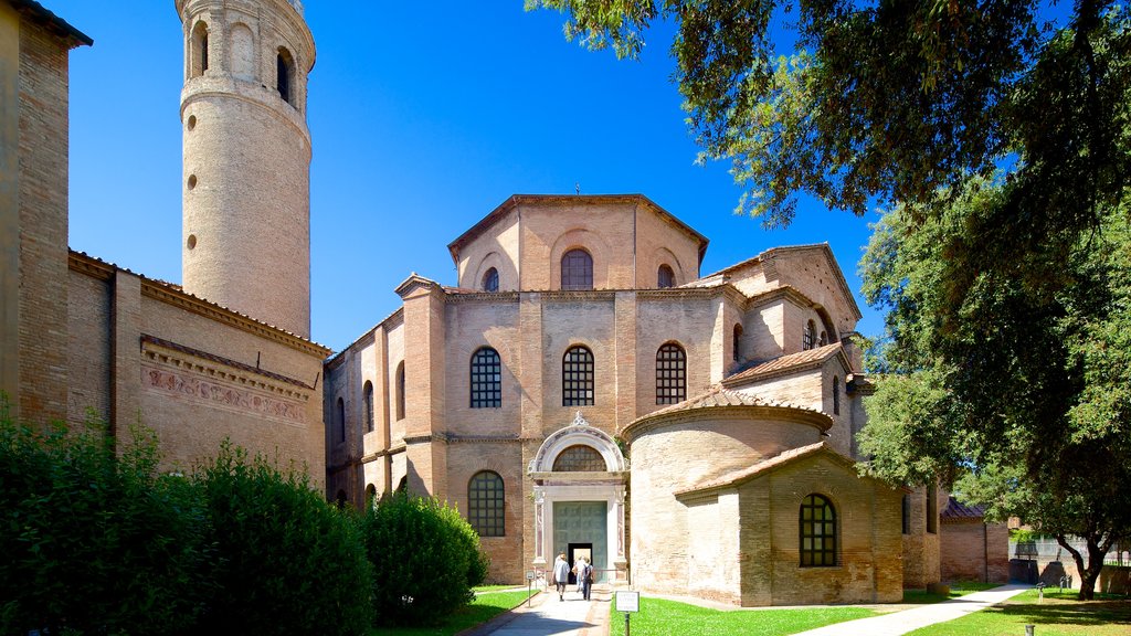 San Vitale-kyrkan som inkluderar en kyrka eller katedral