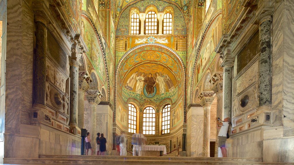 San Vitale-kyrkan som inkluderar en kyrka eller katedral, interiörer och religiösa element