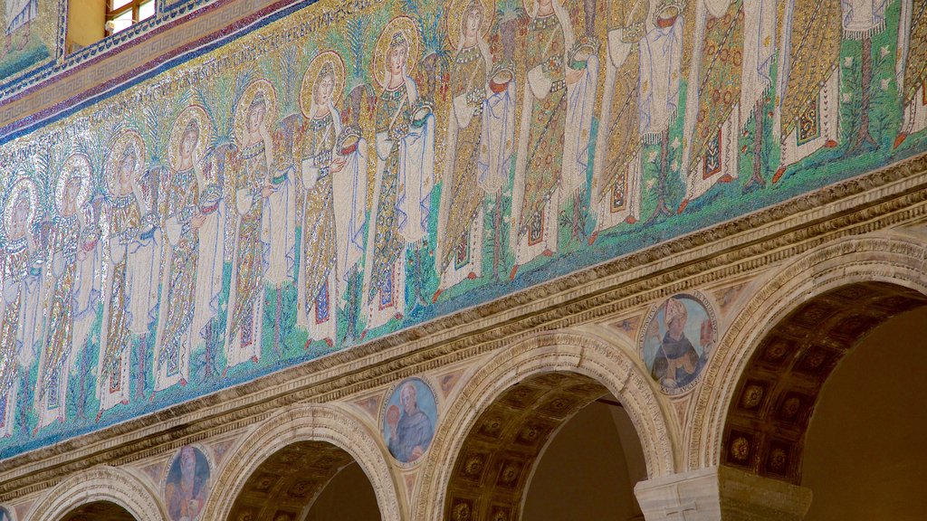 Basílica de Sant\' Apollinare Nuovo caracterizando elementos religiosos, uma igreja ou catedral e vistas internas