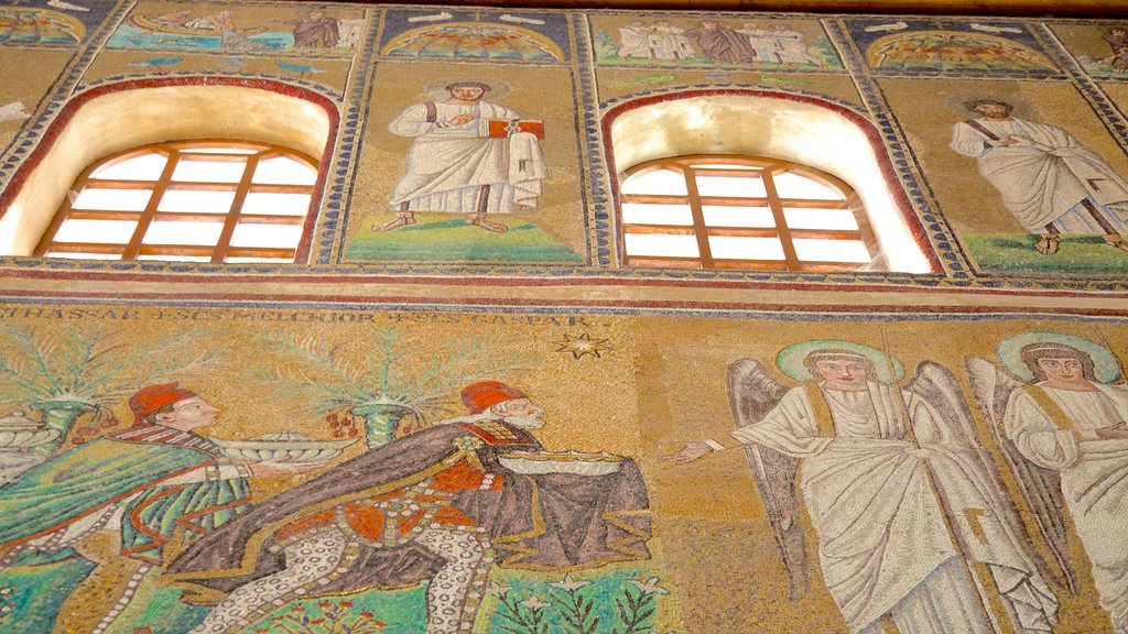 Basílica de Sant\' Apollinare Nuovo que inclui vistas internas, arte e aspectos religiosos