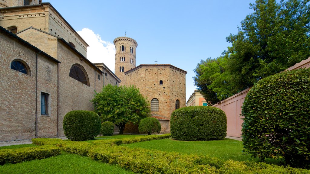 Batistério de Neon que inclui um parque, uma igreja ou catedral e elementos de patrimônio