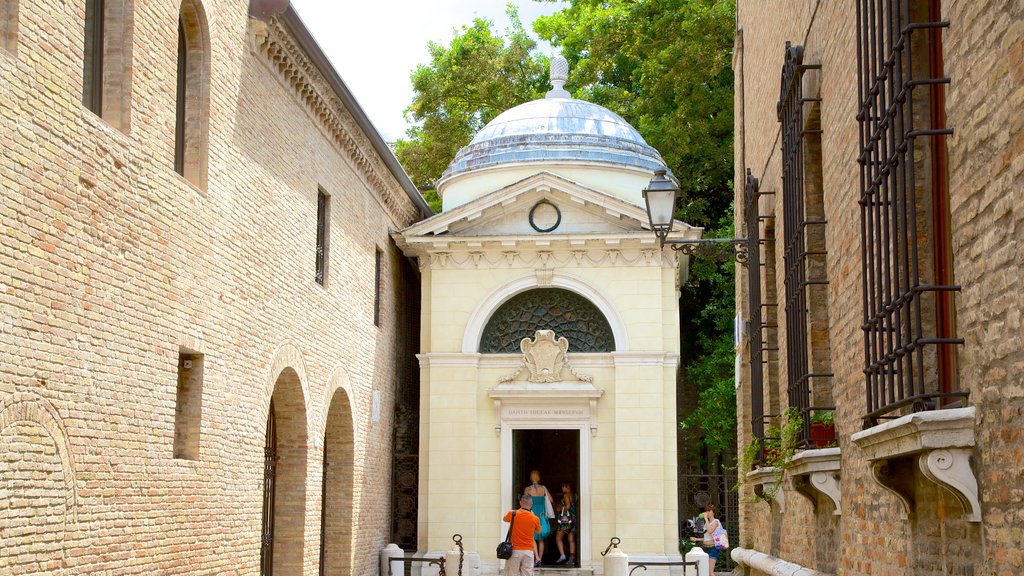 Dante Alighieri\'s Tomb showing street scenes