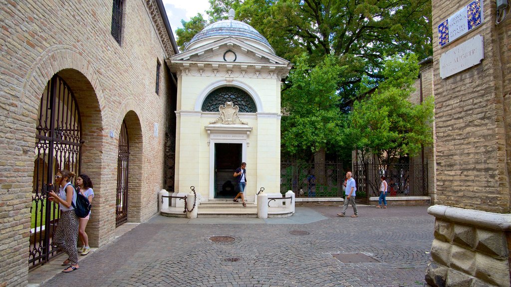 Dante Alighieri\'s Tomb which includes street scenes and heritage elements