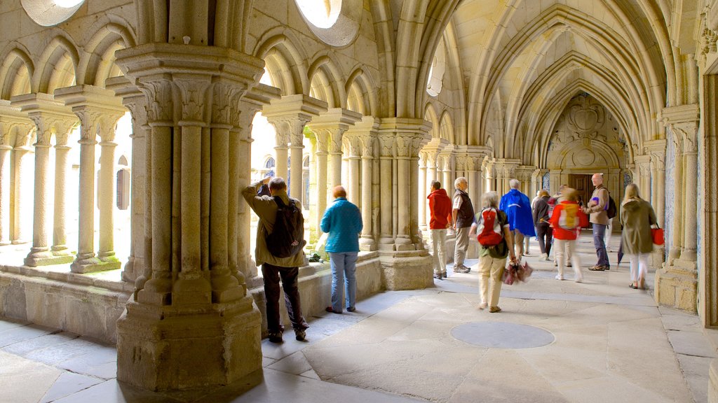 Porto Cathedral showing a church or cathedral, heritage architecture and interior views