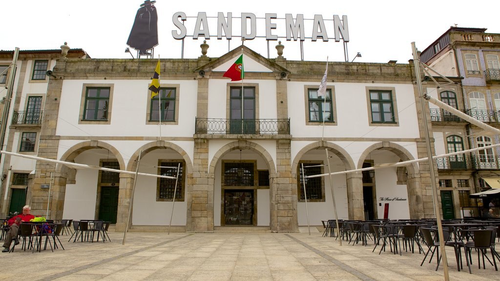 Sandeman Cellars which includes signage and outdoor eating