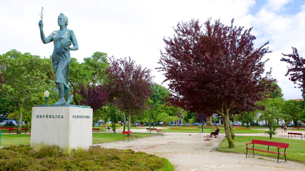 Praça da Republica que incluye una estatua o escultura, un parque y arte al aire libre