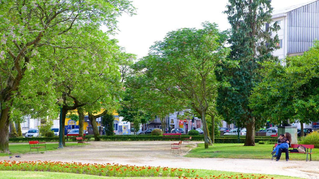 Praca da Republica showing a garden and a city