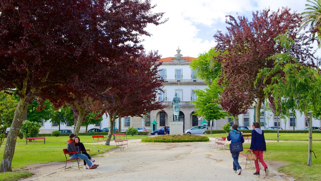 Praça da Republica mostrando un castillo, los colores del otoño y vistas de paisajes