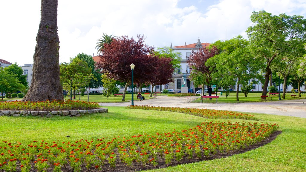 Praça da Republica montrant jardin, fleurs et petite ville ou village