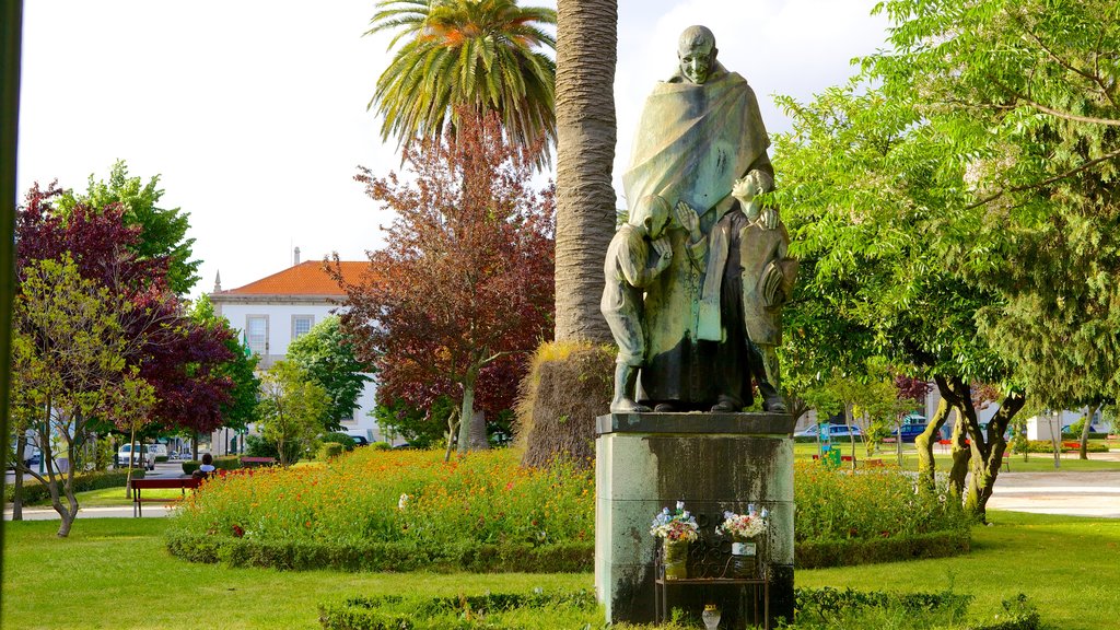 Praça da República mostrando um monumento, uma cidade pequena ou vila e um jardim