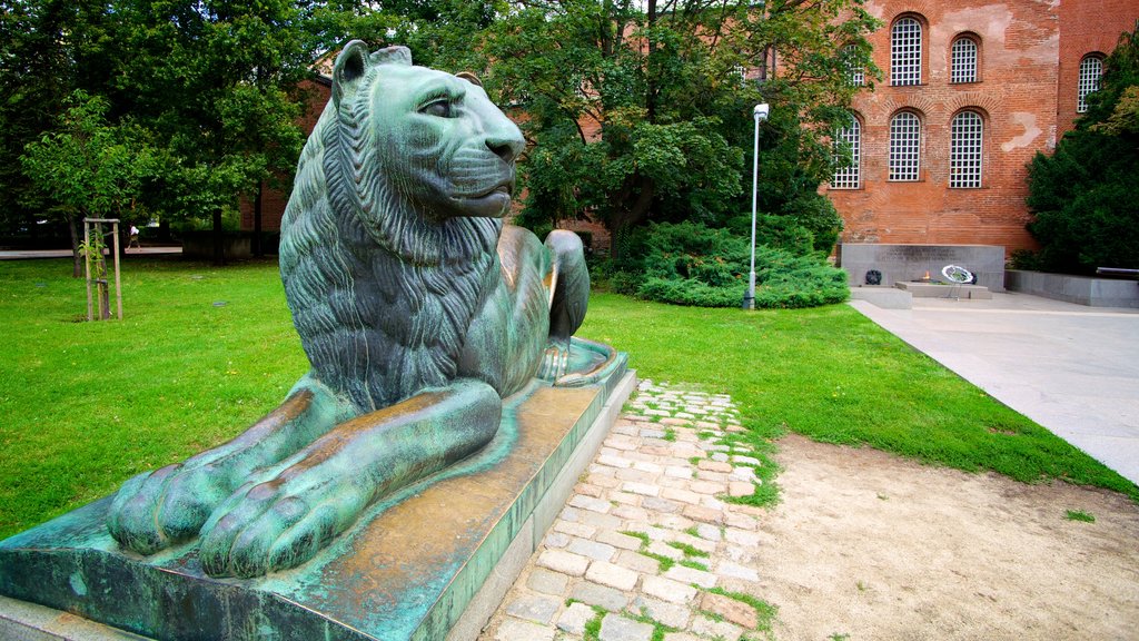 Sófia caracterizando uma estátua ou escultura e um jardim