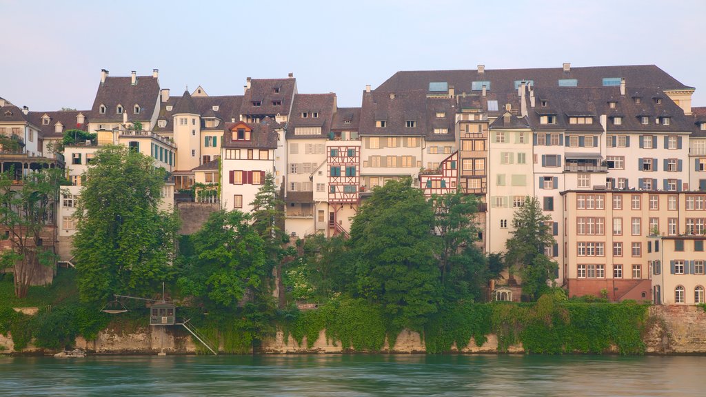 Basel toont een rivier of beek en een stad