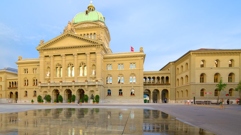 Bundeshaus showing an administrative building, heritage architecture and a square or plaza