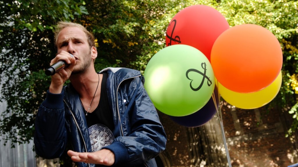 Utrecht inclusief straatoptredens en podiumkunst en ook een man