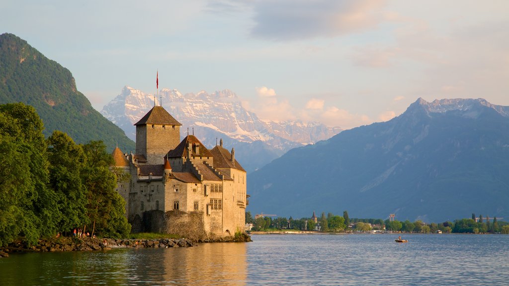 Château de Chillon ofreciendo un lago o espejo de agua y castillo o palacio