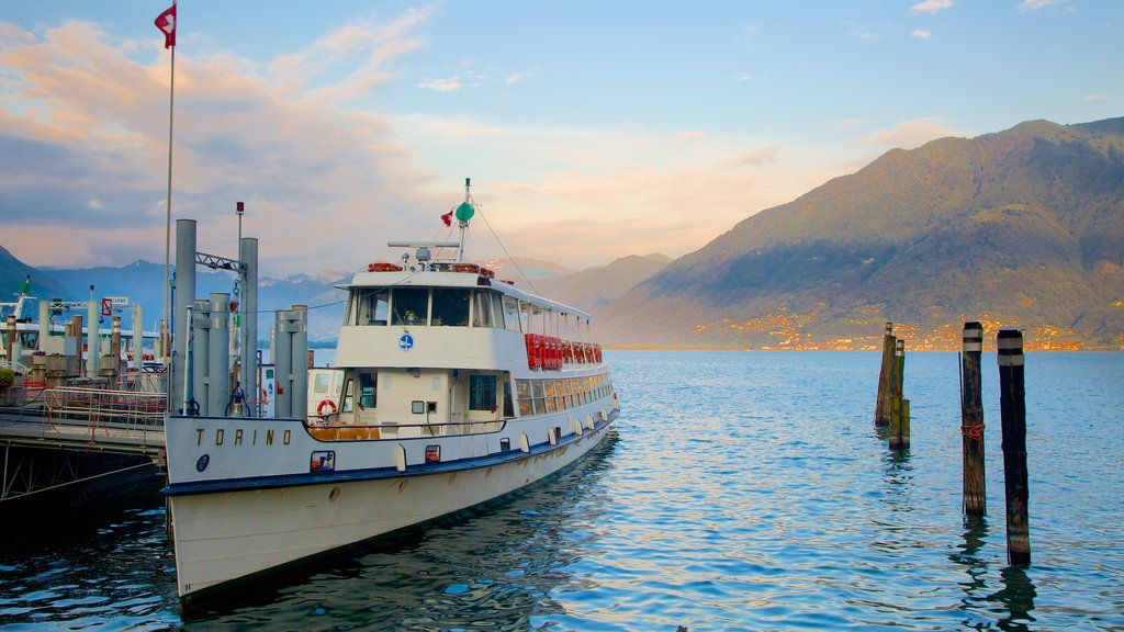 Locarno mostrando paseos en lancha y un lago o abrevadero