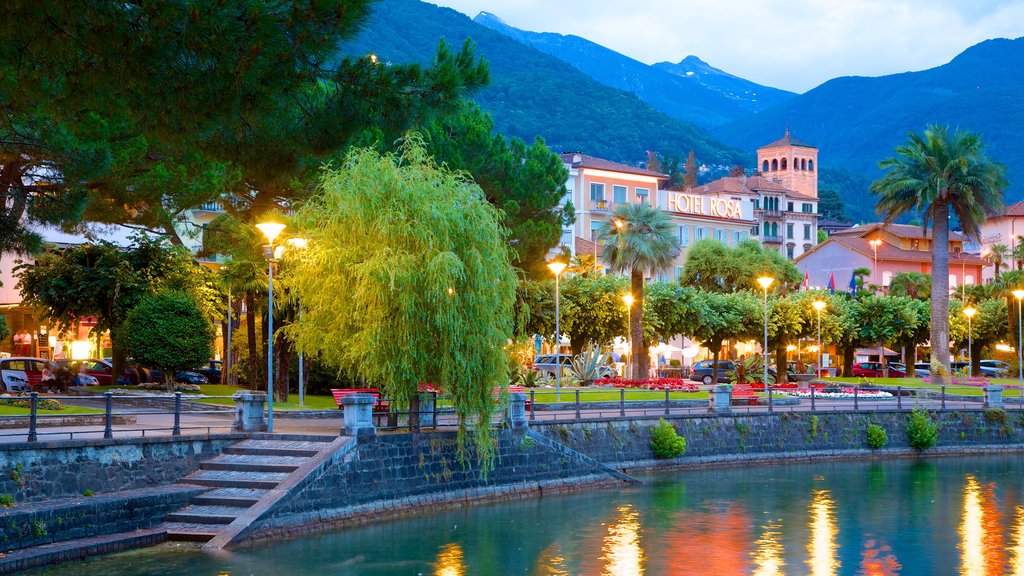 Locarno ofreciendo una pequeña ciudad o pueblo y un lago o abrevadero