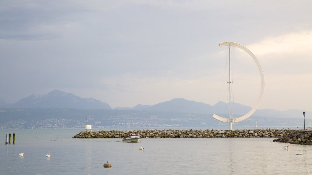 Lausana que incluye arquitectura moderna y un lago o abrevadero