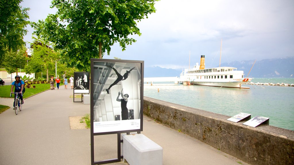 Lausana ofreciendo escenas urbanas y un lago o abrevadero