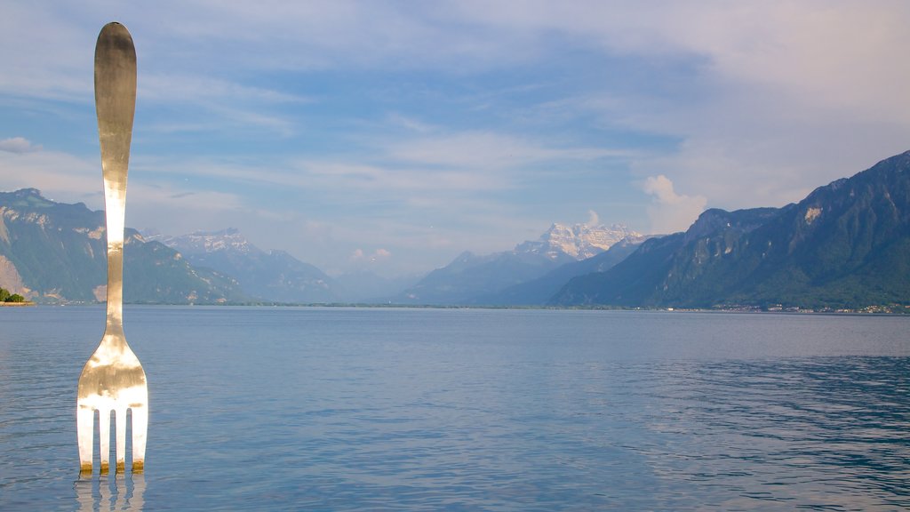 Vevey mostrando un lago o espejo de agua y arte al aire libre