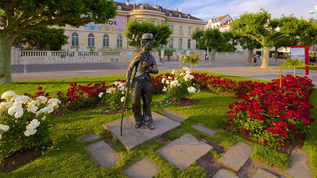 Vevey som inkluderer utendørs kunst, blomster og statue eller skulptur