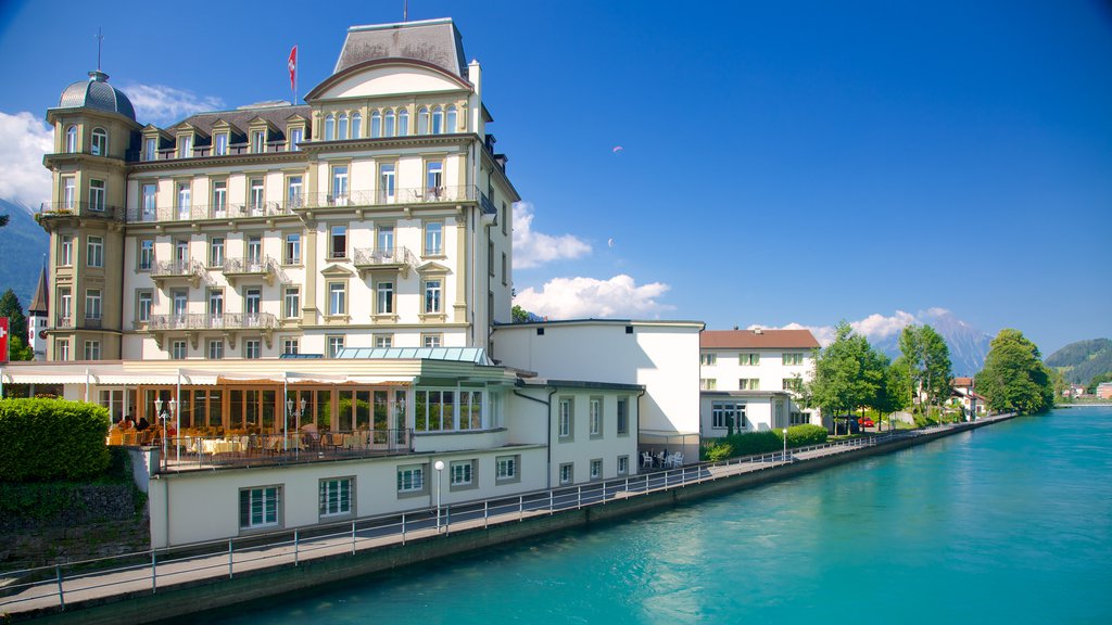 Interlaken mostrando uma cidade litorânea e um lago ou charco