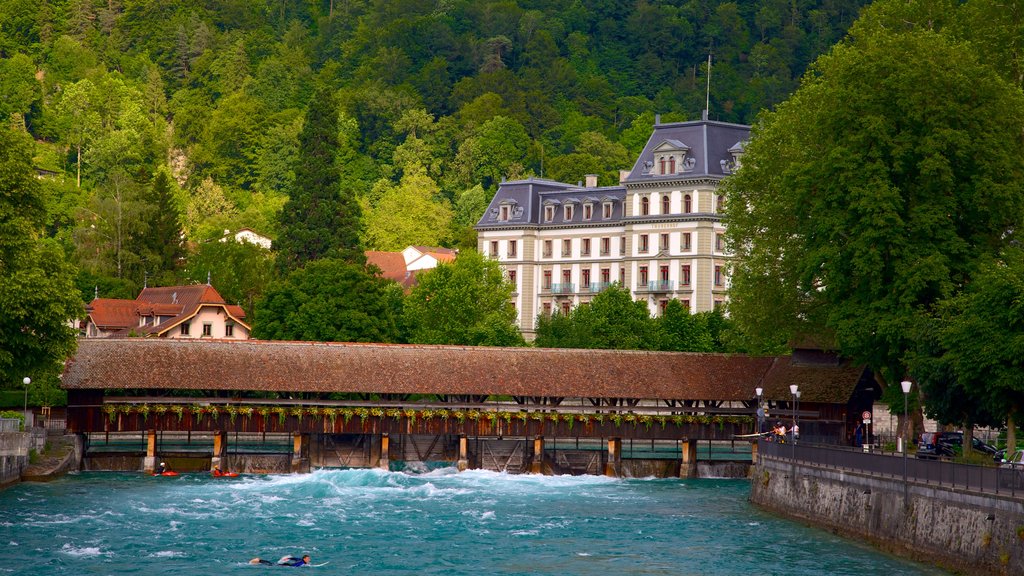 Interlaken inclusief een rivier of beek en een brug