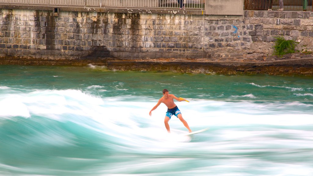 Interlaken mostrando surfe e esqui aquático assim como um homem sozinho