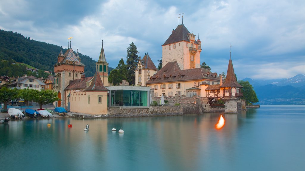 Interlaken que incluye arquitectura patrimonial, un lago o espejo de agua y castillo o palacio