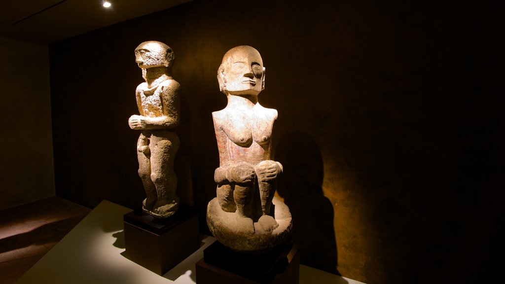 Barbier-Muellers Arkæologiske Museum som omfatter en statue eller en skulptur og interiør