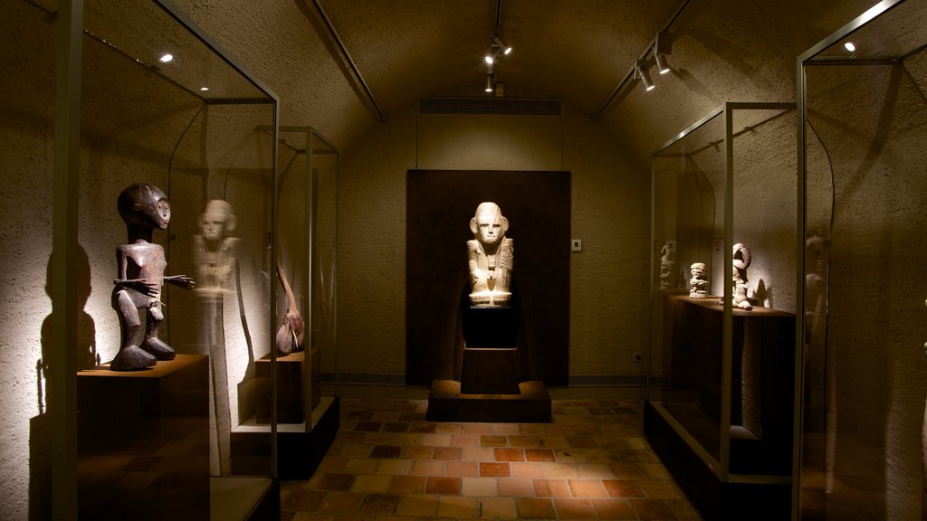 Museu Barbier-Mueller mostrando vistas internas e uma estátua ou escultura