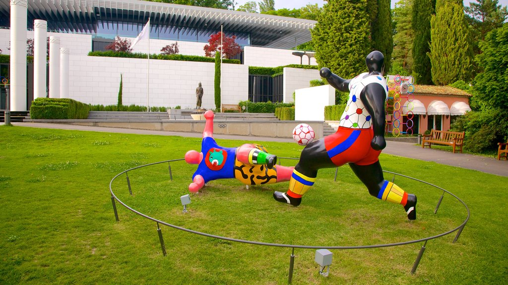 Olympisk museum som viser utendørs kunst og statue eller skulptur