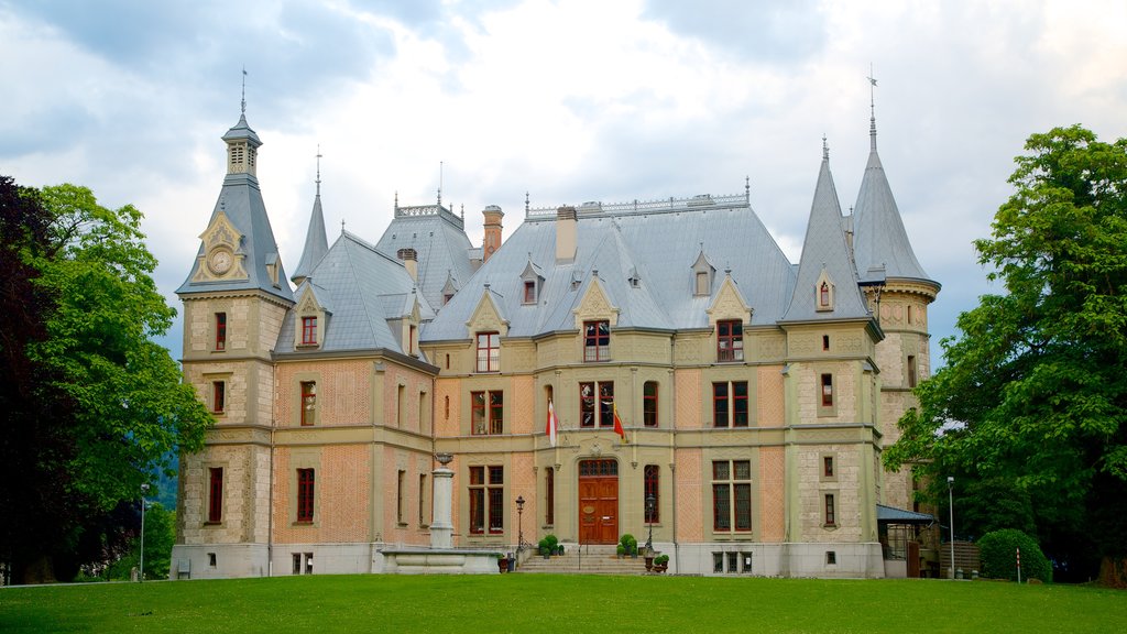 Schadaupark showing a park, a castle and heritage architecture