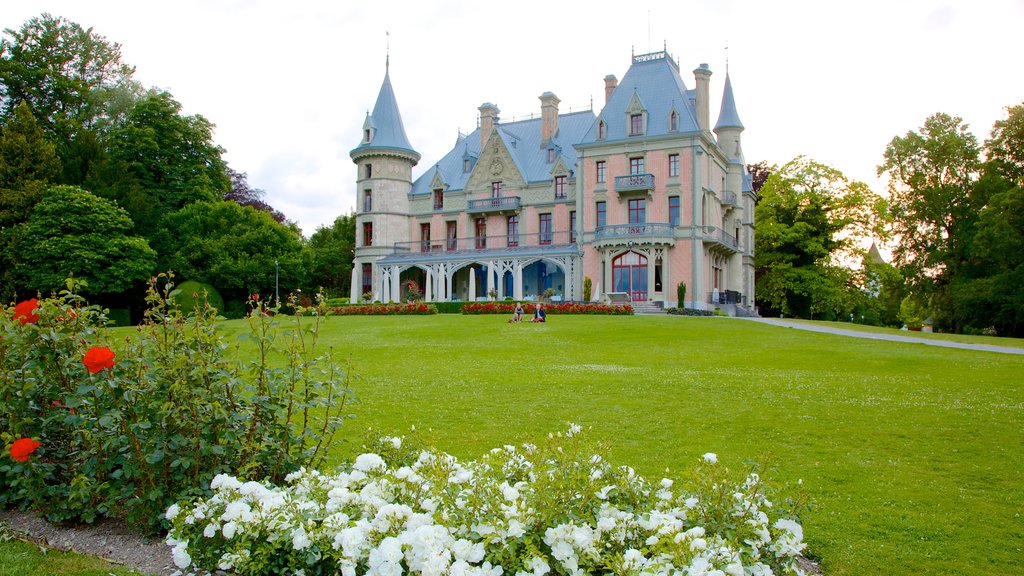 Schadaupark mostrando jardín, flores y castillo o palacio