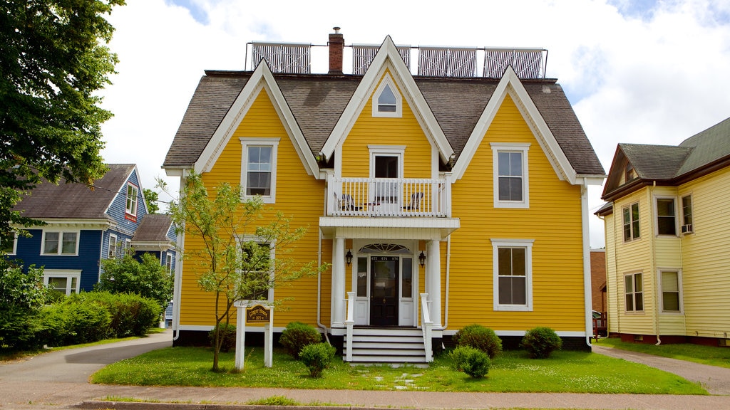 Truro que incluye una casa y escenas cotidianas