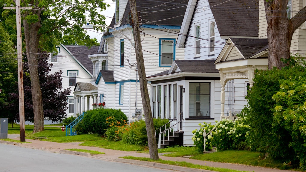 Truro que inclui uma casa e cenas de rua