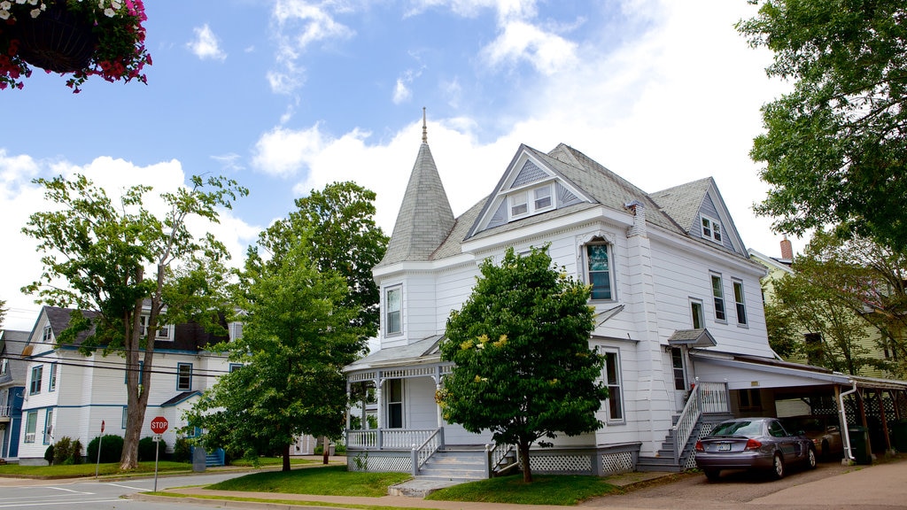 Truro mostrando imágenes de calles y una casa