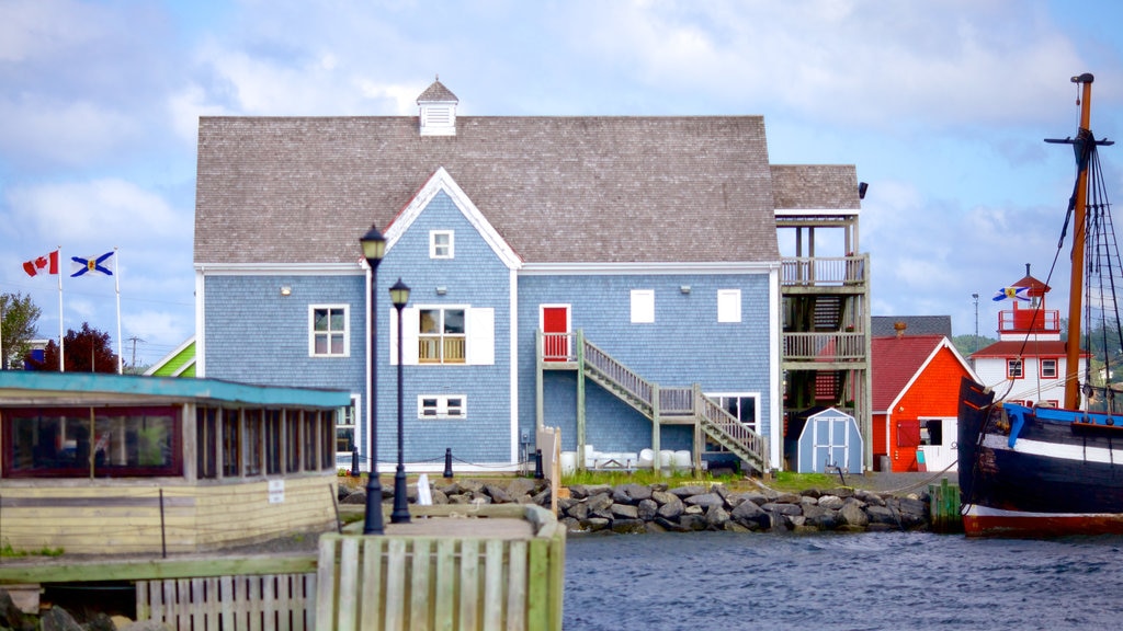 Pictou mostrando vista general a la costa y una casa