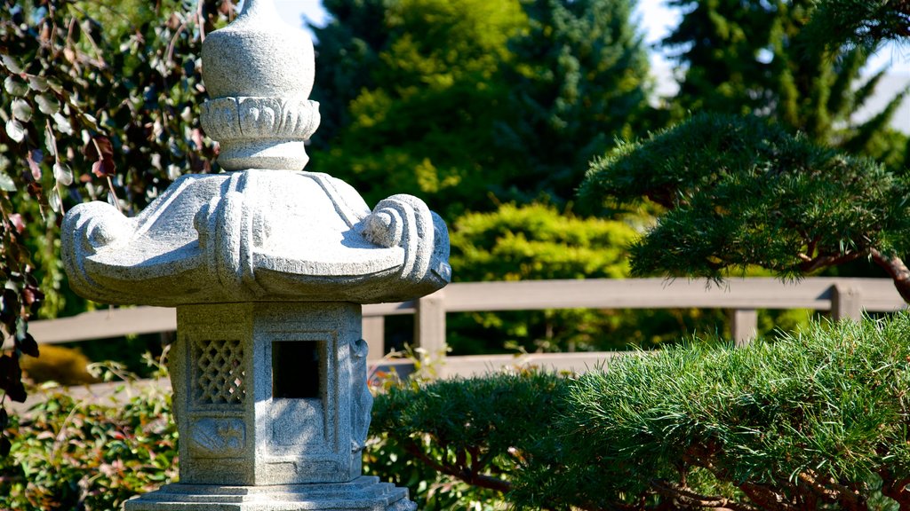 Kasugai Gardens showing outdoor art and a park