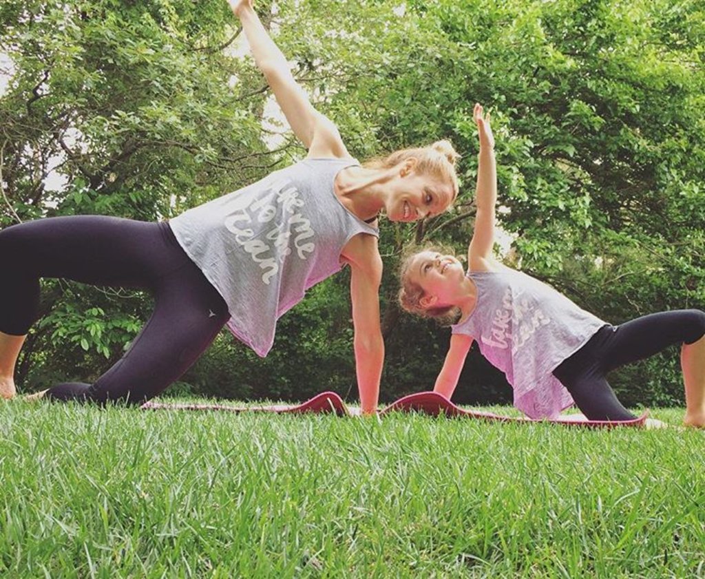 Yoga mamma e figlia (© Heather Barbalinardo)