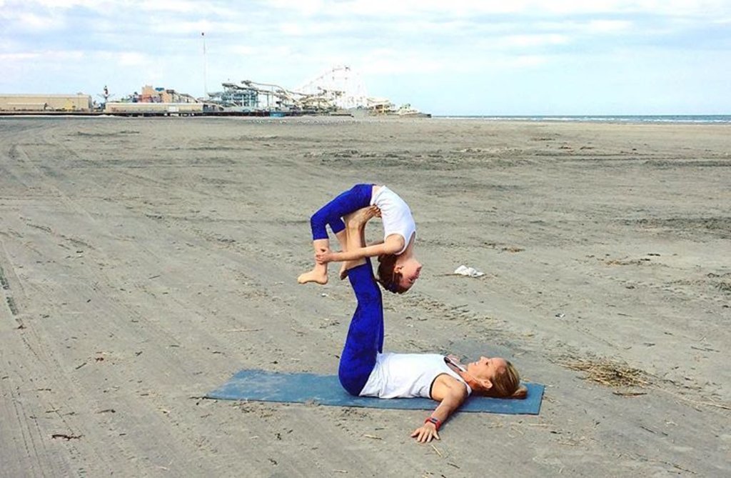 Acro yoga (© Heather Barbalinardo)