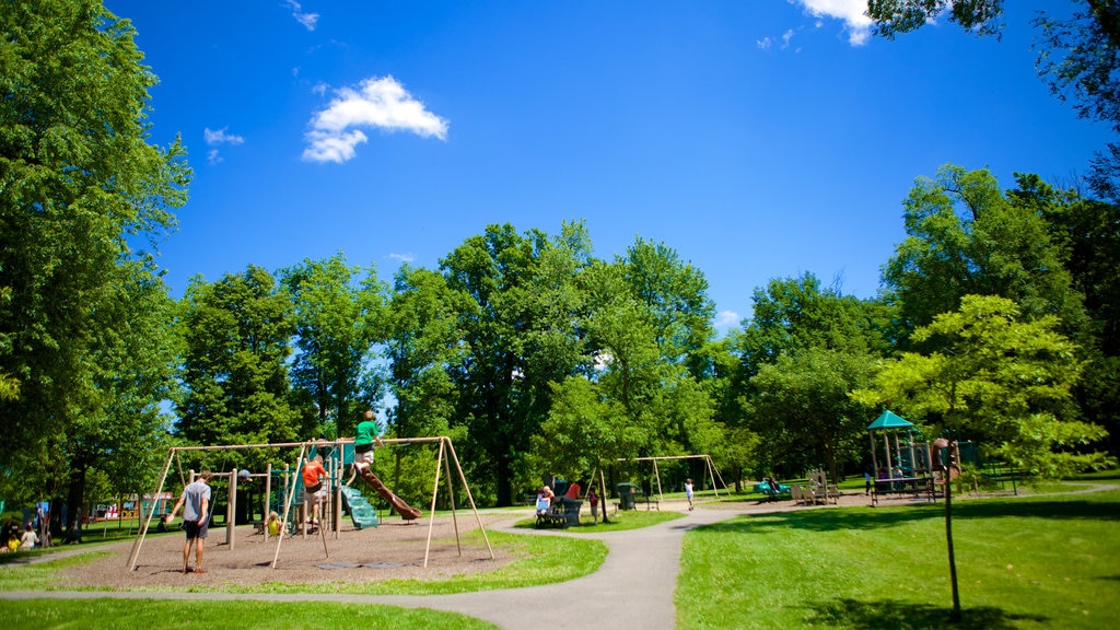 Delaware Park ofreciendo un patio de juegos y un parque