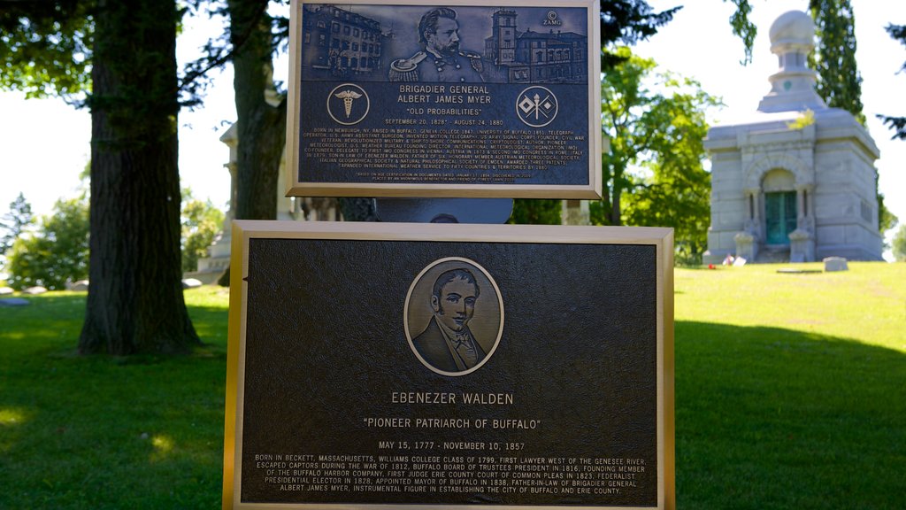 Cementerio Forest Lawn mostrando un monumento y señalización