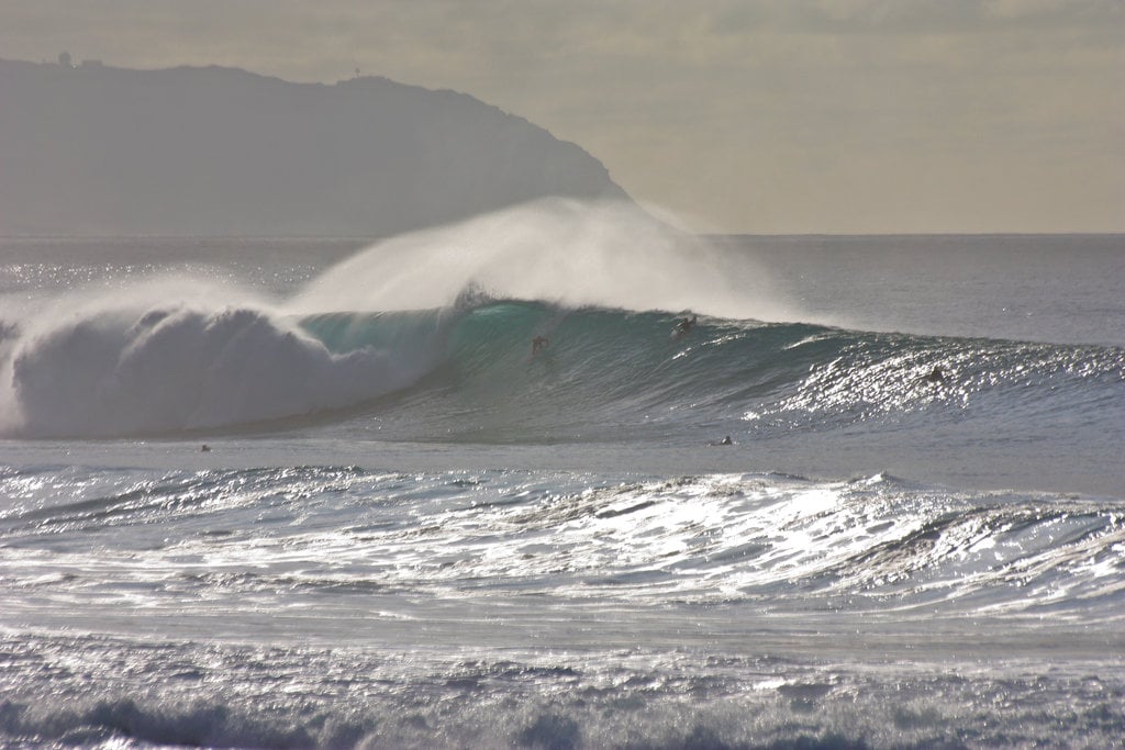 Oahu | Local Surfer su una sinistra di Off The Wall © Elena Bertolini