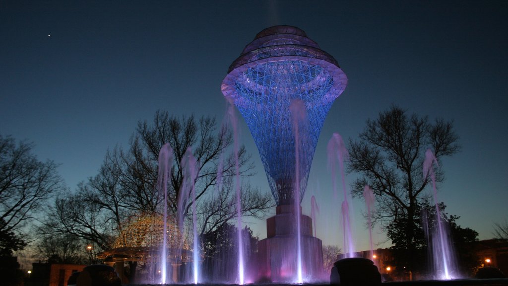 Council Bluffs ofreciendo escenas nocturnas, una fuente y arquitectura moderna