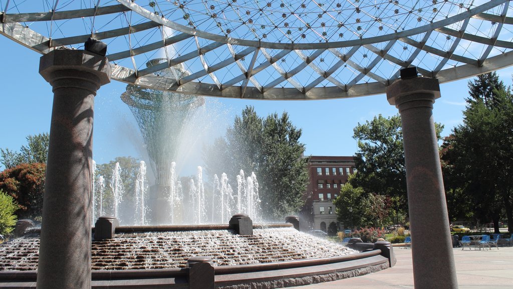 Council Bluffs showing a square or plaza and a fountain