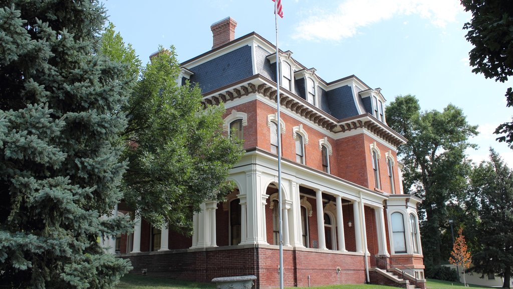 Council Bluffs ofreciendo una casa y un edificio administrativo