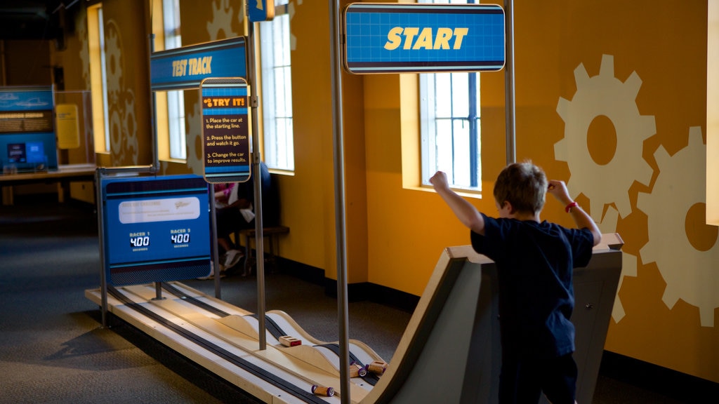 Buffalo Museum of Science presenterar interiörer såväl som ett barn