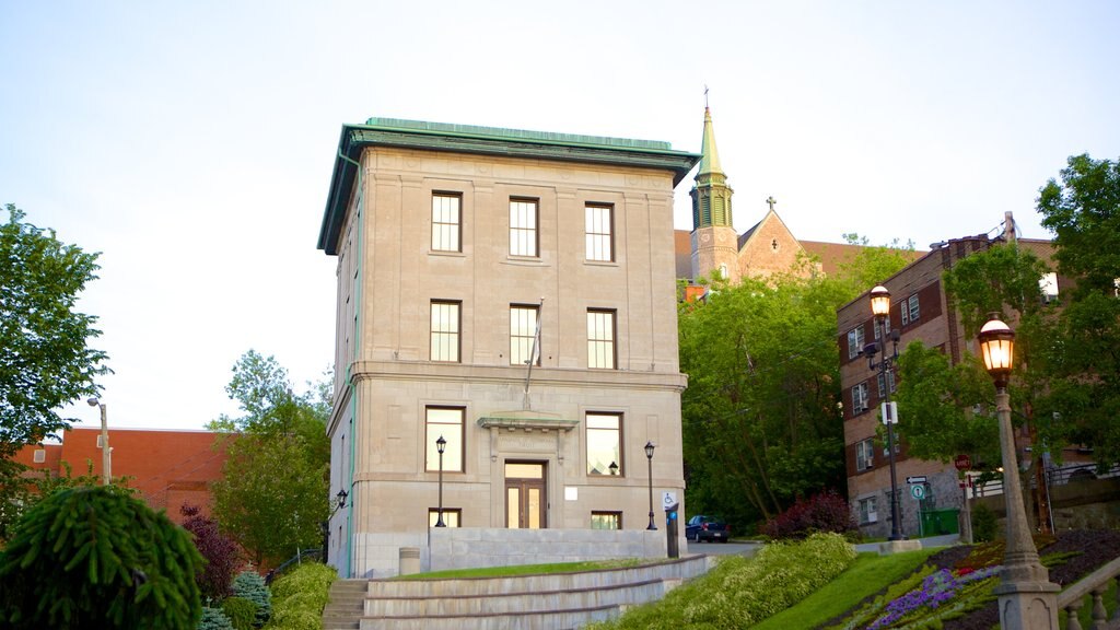 Sherbrooke featuring a house