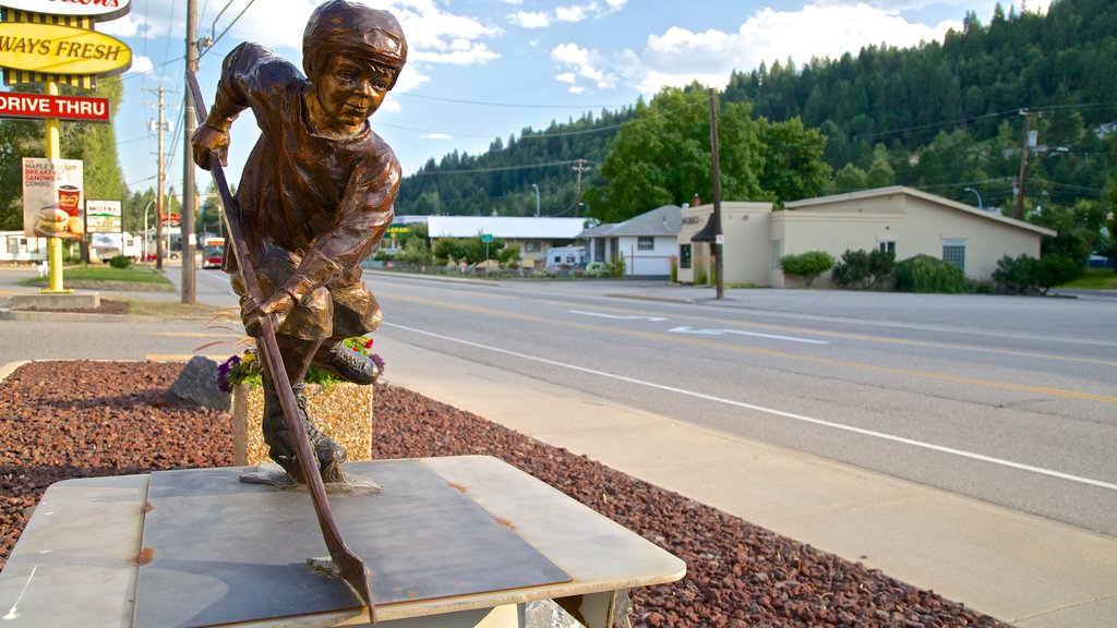 Castlegar featuring street scenes, outdoor art and a statue or sculpture